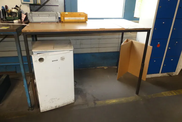 Werktisch, ohne Inhalt Maße in cm ca. 160 x 80 x 111